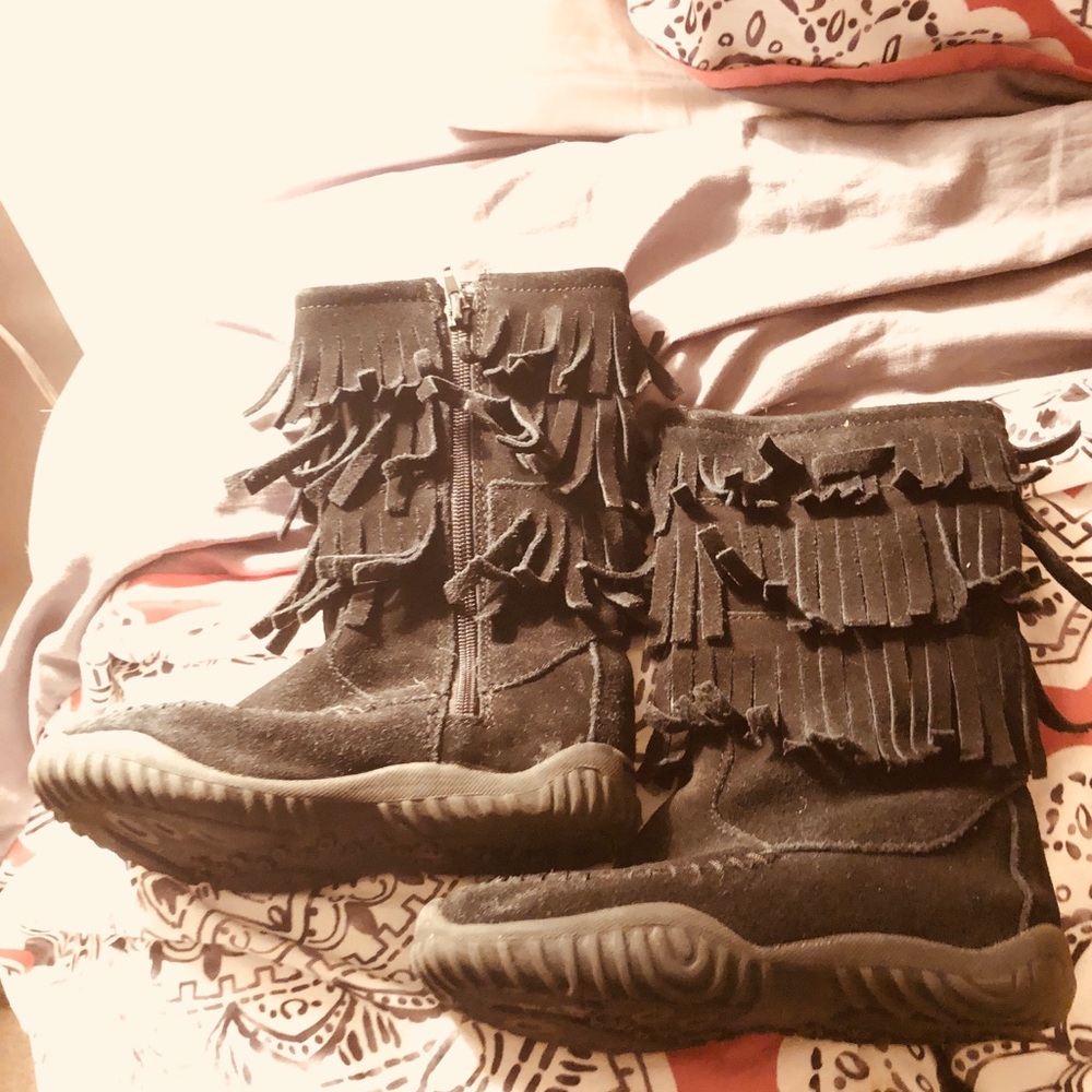 Girls fringe boots